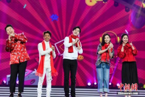 王寶強(qiáng)、劉昊然攜手主持人載歌載舞