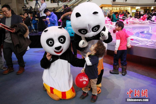 當(dāng)?shù)貢r(shí)間2月11日，加拿大第二大城市蒙特利爾舉行歡樂春節(jié)廟會(huì)。圖為現(xiàn)場(chǎng)工作人員扮演的“大熊貓”吸引當(dāng)?shù)亍把笸尥蕖钡哪抗?。這是蒙城連續(xù)第二年在農(nóng)歷新年前夕由華人社區(qū)聯(lián)合舉辦歡樂春節(jié)廟會(huì)。參與籌辦廟會(huì)的僑團(tuán)由第一屆的70多個(gè)增至本屆的近百個(gè)。<a target='_blank' >中新社</a>記者 余瑞冬 攝