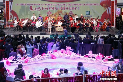 當(dāng)?shù)貢r(shí)間2月11日，加拿大第二大城市蒙特利爾舉行歡樂春節(jié)廟會(huì)。圖為僑社藝術(shù)團(tuán)體在現(xiàn)場(chǎng)演奏中西經(jīng)典樂曲。這是蒙城連續(xù)第二年在農(nóng)歷新年前夕由華人社區(qū)聯(lián)合舉辦歡樂春節(jié)廟會(huì)。參與籌辦廟會(huì)的僑團(tuán)由第一屆的70多個(gè)增至本屆的近百個(gè)。<a target='_blank' >中新社</a>記者 余瑞冬 攝