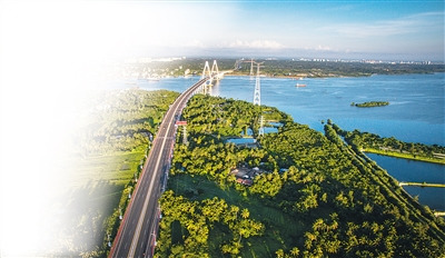 在通往龍樓的濱海旅游公路，旅客可欣賞公路兩邊的熱帶風(fēng)光。 本報(bào)記者 李幸璜 攝