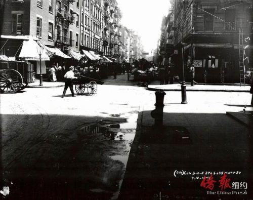 華埠老照片。這張照片攝于1907年7月18日，在勿街與擺也街交界處。