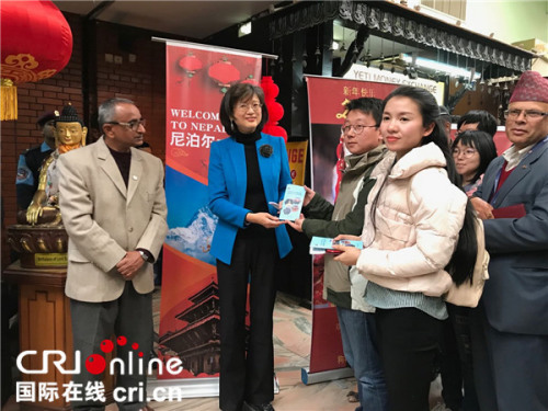 于紅大使為中國游客贈(zèng)送《來尼泊爾中國公民領(lǐng)事保護(hù)與協(xié)助指南》。
