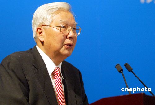 羅豪才在兩岸青年論壇開幕式上講話。