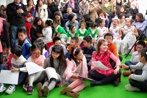  歐洲時(shí)報(bào)文化中心舉行狗年迎春嘉年華。(圖片來源：歐洲時(shí)報(bào)記者馬瑞 攝) 