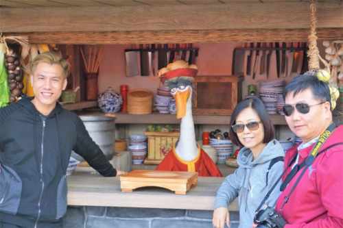 “功夫熊貓”里開面館的鵝爸爸，首次把面館開到環(huán)球影城迎接新年。（美國(guó)《世界日?qǐng)?bào)》/馬云 攝）