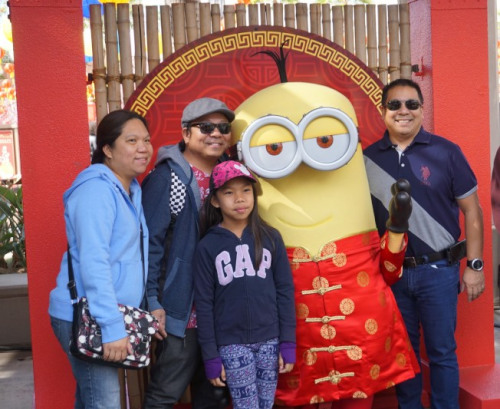 小黃人也穿上紅棉襖，加入中國(guó)新年慶祝。（美國(guó)《世界日?qǐng)?bào)》/馬云 攝）