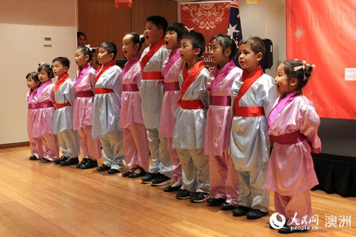 當?shù)厝A人兒童進行經(jīng)典文本朗誦(攝影 劉荻青)