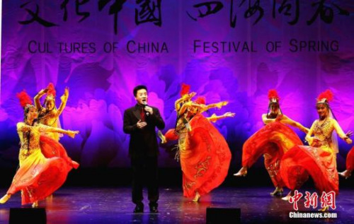 圖為2月24日歌手閻維文在墨爾本登臺演出時，當(dāng)?shù)匚璧秆輪T為他伴舞。 <a target='_blank' >中新社</a>記者 賴海隆 攝