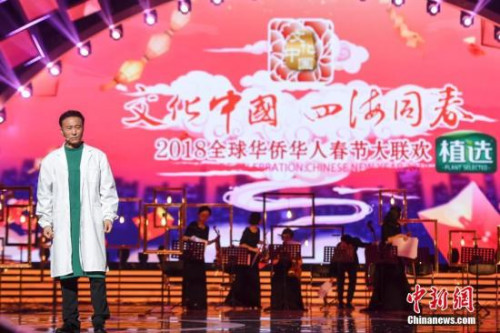 王洛勇現(xiàn)場(chǎng)演繹華人醫(yī)生的真實(shí)感人故事。 楊華峰 攝