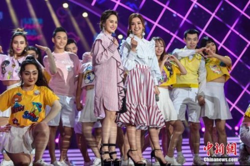 圖為香港Twins組合向現(xiàn)場(chǎng)的華僑華人送上“愛(ài)心”。 楊華峰 攝