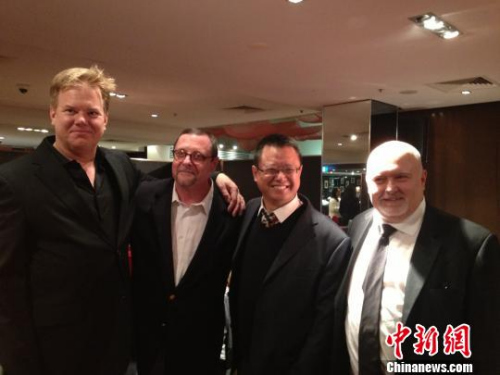 方山(右二)與好萊塢著名編導(dǎo)皮特•史克(左一)及電影公司老板積克•溫伯格。　方山提供