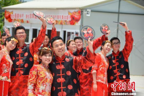 資料圖：僑鄉(xiāng)集體婚禮。齊駿　攝