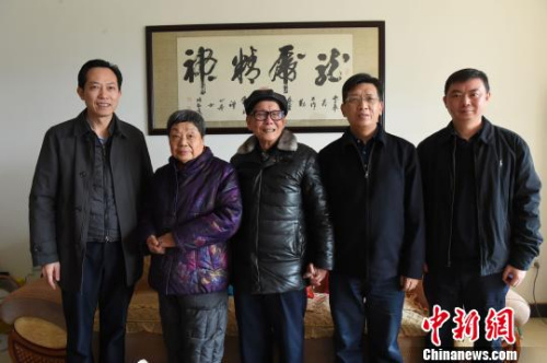 圖為重慶市人民政府外事僑務(wù)辦公室黨組書記、主任吳康明（右二）一行與南僑機工蔣印生（右三）等合影留念。　周毅　攝