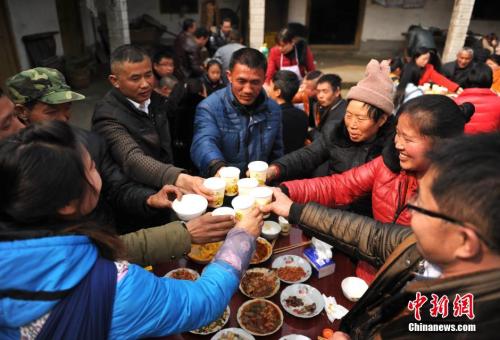 資料圖：四川農(nóng)家的春節(jié)“拜年會”。 <a target='_blank' >中新社</a>記者 劉忠俊 攝