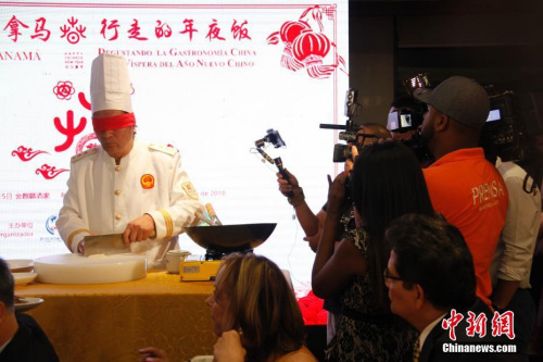 當(dāng)?shù)貢r間2月15日新春除夕夜，一餐“行走的年夜飯”拉開了巴拿馬華人社區(qū)慶祝中巴建交后首個農(nóng)歷新年一系列活動的大幕。圖為廚藝大師現(xiàn)場展示“蒙眼墊布切炒麥穗魷魚”絕活兒。2018年“歡樂春節(jié)·行走的年夜飯”活動由北京百年老字號“全聚德”和“東來順”組建廚藝大師團隊，為巴拿馬當(dāng)?shù)赜押萌耸亢吐冒蛢S胞展現(xiàn)中華傳統(tǒng)烹飪技藝精萃，年夜飯菜點則精選中國各大菜系精華。<a target='_blank' >中新社</a>記者 余瑞冬 攝