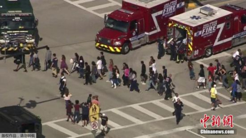 美媒稱，持槍警察到達(dá)學(xué)校時(shí)，有人看見學(xué)生扔掉書包從大樓里跑出來。其他的學(xué)生排隊(duì)有序地離開這一區(qū)域。