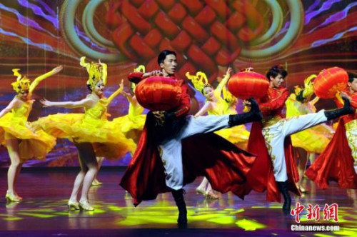 資料圖：2月8日農(nóng)歷“小年”，澳門文化中心綜合劇場(chǎng)內(nèi)春意融融、掌聲陣陣。由國務(wù)院僑務(wù)辦公室、澳門歸僑總會(huì)主辦的“文化中國·四海同春”晚會(huì)正在上演。 <a target='_blank' >中新社</a>記者 譚達(dá)明 攝