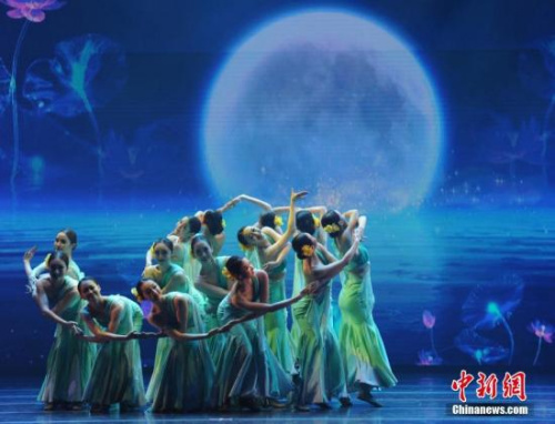 資料圖：2月8日農(nóng)歷“小年”，澳門文化中心綜合劇場(chǎng)內(nèi)春意融融、掌聲陣陣。由國務(wù)院僑務(wù)辦公室、澳門歸僑總會(huì)主辦的“文化中國·四海同春”晚會(huì)正在上演。 <a target='_blank' >中新社</a>記者 譚達(dá)明 攝