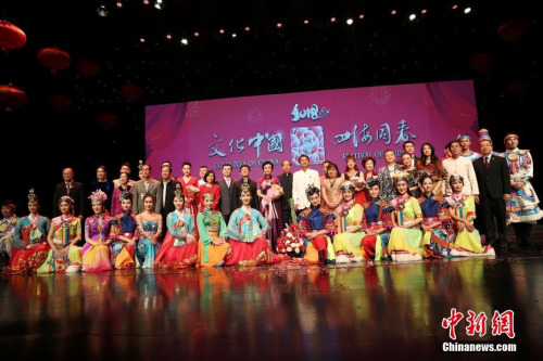 演出結(jié)束后合影。 <a target='_blank' >中新社</a>記者 王國安 攝