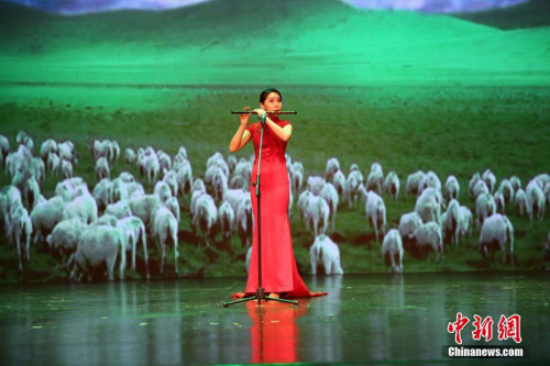 圖為笛子獨(dú)奏《牧民新歌》。 <a target='_blank' >中新社</a>記者 王國安 攝