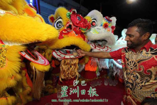 沙林茶室老板沙林把印度拉茶送到醒獅口中。（馬來西亞《星洲日報》）