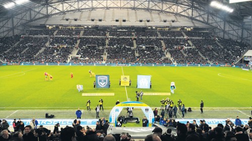 比賽前，韋洛德羅姆球場(chǎng)舉行了中國(guó)傳統(tǒng)的舞獅表演。（歐洲時(shí)報(bào)/孔帆 攝）