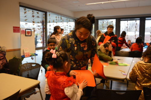  莫Emily(前排左二)希望透過剪紙傳播中華文化，解決亞裔對自身文化認同的困惑。(美國《世界日報》/牟蘭 攝)