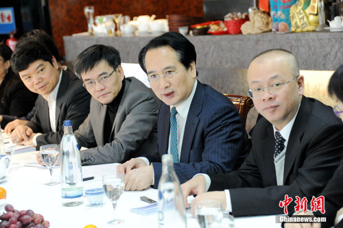 當?shù)貢r間2月20日，率團訪問德國的中國國僑辦副主任譚天星在柏林走訪了德國華僑華人中國和平統(tǒng)一促進會（德國和統(tǒng)會），并與該會在柏林地區(qū)的主要成員舉行座談。<a target='_blank' >中新社</a>記者 彭大偉 攝