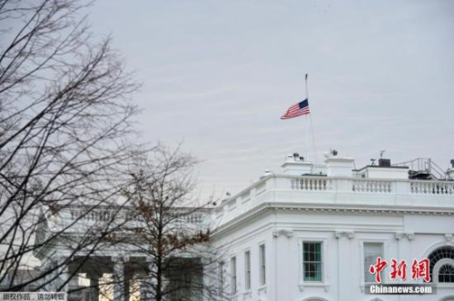 當?shù)貢r間2月15日，美國各地降半旗，悼念佛州高中槍擊案遇難者。