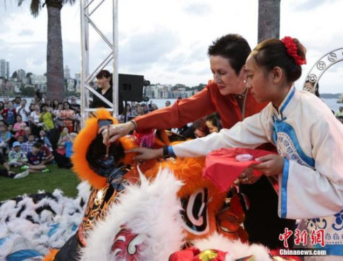 當(dāng)?shù)貢r(shí)間1月27日晚，悉尼10余位各界政要、僑領(lǐng)同時(shí)摁下按紐，悉尼歌劇院的白色外觀剎那間變成耀眼的中國紅，隨后焰火騰空而起，引來現(xiàn)場數(shù)千名民眾的一片喝彩。在悉尼歌劇院亮紅之前，悉尼市政府也舉辦儀式慶祝中國農(nóng)歷新年。圖為悉尼市長摩爾為舞獅點(diǎn)晴。<a target='_blank' >中新社</a>記者 賴海隆 攝 當(dāng)?shù)貢r(shí)間1月27日晚，悉尼10余位各界政要、僑領(lǐng)同時(shí)摁下按紐，悉尼歌劇院的白色外觀剎那間變成耀眼的中國紅，隨后焰火騰空而起，引來現(xiàn)場數(shù)千名民眾的一片喝彩。在悉尼歌劇院亮紅之前，悉尼市政府也舉辦儀式慶祝中國農(nóng)歷新年。圖為悉尼市長摩爾為舞獅點(diǎn)晴。<a target='_blank' >中新社</a>記者 賴海隆