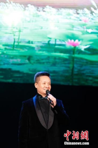 當(dāng)?shù)貢r(shí)間2月19日晚，2018年“文化中國·四海同春”北美藝術(shù)團(tuán)在巴拿馬首都巴拿馬城奉獻(xiàn)了一臺精彩的慰僑綜藝晚會。圖為中國知名歌手閻維文獻(xiàn)唱《洪湖水浪打浪》。