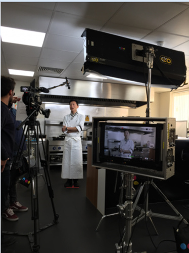 現(xiàn)在面對英媒的鏡頭，王曉馗已經(jīng)能用流利的英語侃侃而談，可剛來英國時，他一句英語都不會說