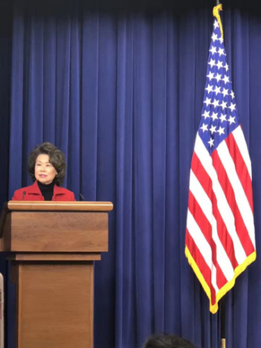2月22日下午的白宮春節(jié)慶?；顒?dòng)中，聯(lián)邦交通部部長(zhǎng)趙小蘭作為主旨演講人在現(xiàn)場(chǎng)講話。(美國(guó)《僑報(bào)》/圖片由采訪對(duì)象提供)