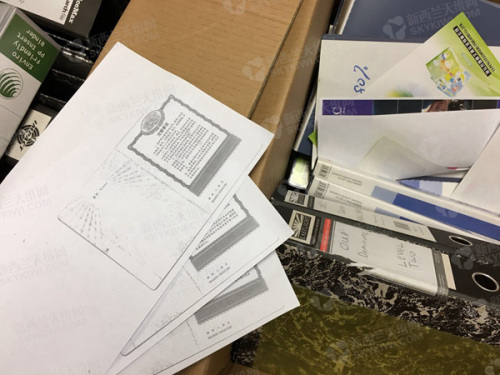 學(xué)校還沒來得及搬走的各種檔案、材料(新西蘭天維網(wǎng))