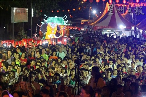 下大雨前，蛇廟廟會(huì)及請(qǐng)火儀式吸引6萬(wàn)人捧場(chǎng)。