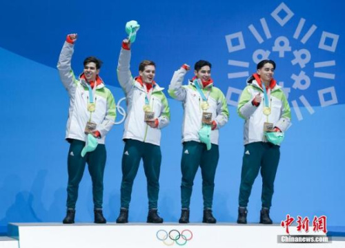 2月23日，冬奧會(huì)短道速滑男子5000米接力獎(jiǎng)牌頒獎(jiǎng)儀式在韓國(guó)平昌舉行。匈牙利在華裔兄弟劉少林、劉少昂的帶領(lǐng)下在項(xiàng)目上奪得金牌，中國(guó)摘銀，加拿大獲得銅牌。圖為匈牙利運(yùn)動(dòng)員跳上領(lǐng)獎(jiǎng)臺(tái)。<a target='_blank' >中新社</a>記者 崔楠 攝 