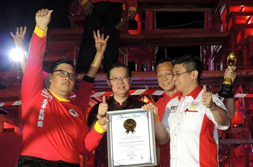 黃楓偉( 右一) 在林冠英(左二)見證下，頒發(fā)證書和獎杯給馮家俊(左一)及楊筌貴(右二)。(圖：星洲日報(bào))