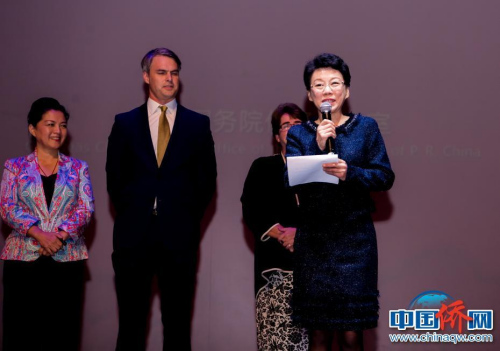 由中國國務(wù)院僑務(wù)辦公室主辦的2018年“文化中國·四海同春”大型慰僑文藝演出，當(dāng)?shù)貢r間22日晚在奧克蘭舉行，為當(dāng)?shù)厝A僑華人及民眾奉獻(xiàn)了一場富有濃郁中國味道的新年文化盛宴。圖為藝術(shù)團(tuán)團(tuán)長張蔚在演出開始前致辭。新西蘭中華新聞社供圖 孫學(xué)良 攝
