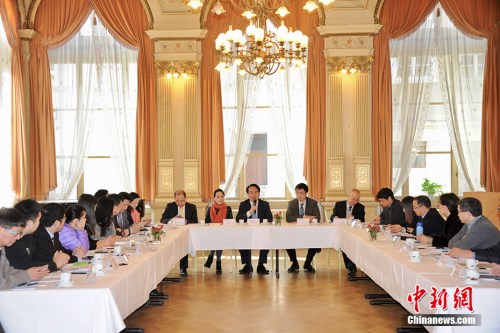 當(dāng)?shù)貢r(shí)間2月22日至23日，中國(guó)國(guó)務(wù)院僑務(wù)辦公室副主任譚天星率領(lǐng)國(guó)僑辦代表團(tuán)一行到訪(fǎng)德國(guó)海德堡和特里爾，與當(dāng)?shù)貎S界專(zhuān)業(yè)人士舉行座談，并看望了學(xué)生學(xué)者。圖為譚天星在22日的座談會(huì)上致辭。 <a target='_blank' >中新社</a>記者 彭大偉 攝