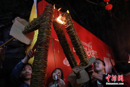 當夜幕降臨，村民們一個接一個傳遞點燃手中的火把，加入3公里長的環(huán)村巡游隊伍，祈求新年平安健康、幸福吉祥、興旺發(fā)達。戴雅蓉 攝