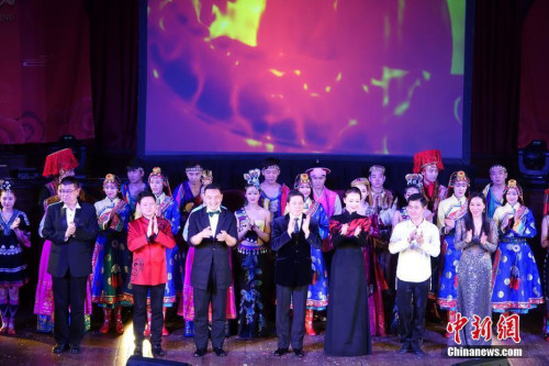當(dāng)?shù)貢r間2月22日晚，2018“四海同春”歐洲團(tuán)亮相英國劍橋市政廳，為當(dāng)?shù)貎S胞們獻(xiàn)上了一臺充滿中華文化魅力的藝術(shù)盛宴。圖為演員集體謝幕。<a target='_blank' >中新社</a>記者 冉文娟 攝
