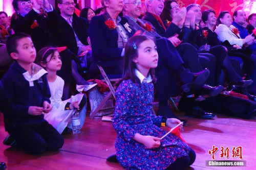 圖為觀看演出的小觀眾。<a target='_blank' >中新社</a>記者 冉文娟 攝