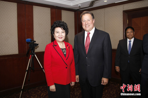 當?shù)貢r間2月19日晚，巴拿馬總統(tǒng)胡安·卡洛斯·巴雷拉會見了正在巴拿馬首都巴拿馬城訪問的中國國務院僑務辦公室主任裘援平。 <a target='_blank' >中新社</a>記者 余瑞冬 攝