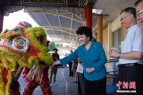 當(dāng)?shù)貢r間2月18日，中國國務(wù)院僑務(wù)辦公室主任裘援平到訪巴拿馬首都巴拿馬城，并走訪僑社。圖為裘援平（左）在中國駐巴拿馬大使魏強(qiáng)陪同下走訪巴拿馬歷史最長的華人學(xué)校——中巴文化中心中山學(xué)校。這是中巴兩國2017年6月建交后，國僑辦主任第一次到訪巴拿馬，受到巴僑社的熱烈歡迎。 <a target='_blank' >中新社</a>記者 余瑞冬 攝