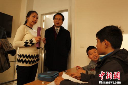 當(dāng)?shù)貢r(shí)間2月24日，正在比利時(shí)訪問(wèn)的中國(guó)國(guó)務(wù)院僑務(wù)辦公室副主任譚天星走訪布魯塞爾中文學(xué)校。他稱贊辦好海外中文學(xué)?；菁白訉O后代，勉勵(lì)師生“把根留住”。德永健 攝