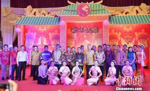 圖為來賓與演員合影?！≈袊v印尼登巴薩總領(lǐng)館 供圖 攝