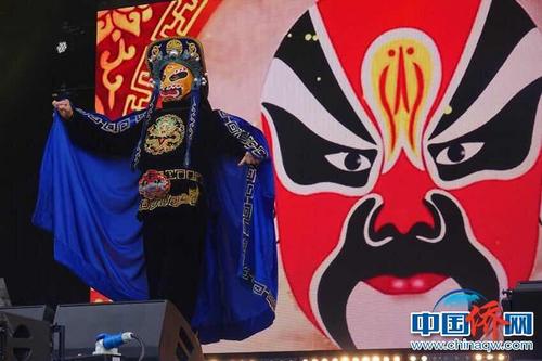 演員吳松濤表演川劇《變臉》。<a target='_blank' >中新社</a>記者 冉文娟攝