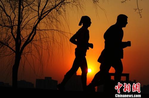 資料圖：數(shù)九寒天結(jié)束 北京市民享春光。<a target='_blank' >中新社</a>記者 劉關(guān)關(guān) 攝