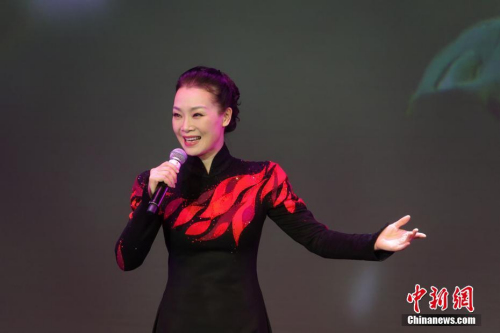 歌唱家呂薇演唱《那就是我》。 <a target='_blank' >中新社</a>記者 冉文娟 攝