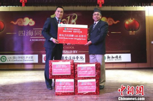 圖為圖書捐贈(zèng)現(xiàn)場(chǎng)?！埑恳?攝